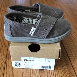 NEW - TOMS Toddler Tiny Classic Shoes - Size 6